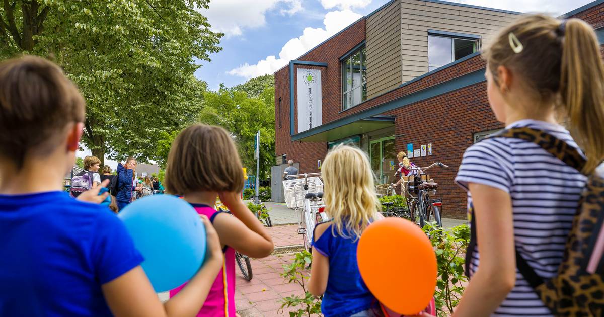 Oplossing voor ruimtegebrek Cromvoirtse basisschool; er komt een extra lokaal boven op de school - B