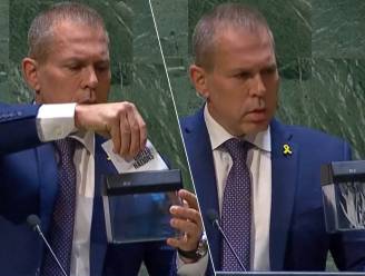 KIJK. Israëlische ambassadeur haalt VN-Handvest door versnipperaar als protest tegen Palestijns lidmaatschap