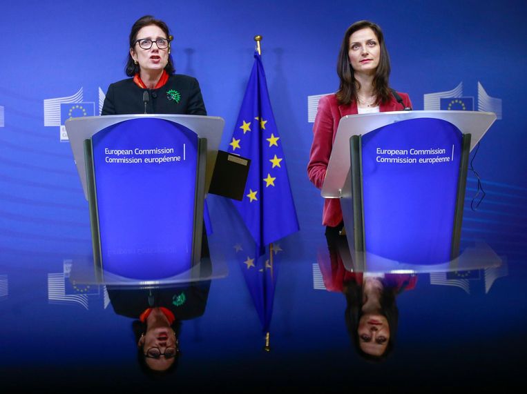 Mariya Gabriel (R) en Madeleine de Cock Buning van de Europese taskforce tegen nepnieuws. Beeld epa