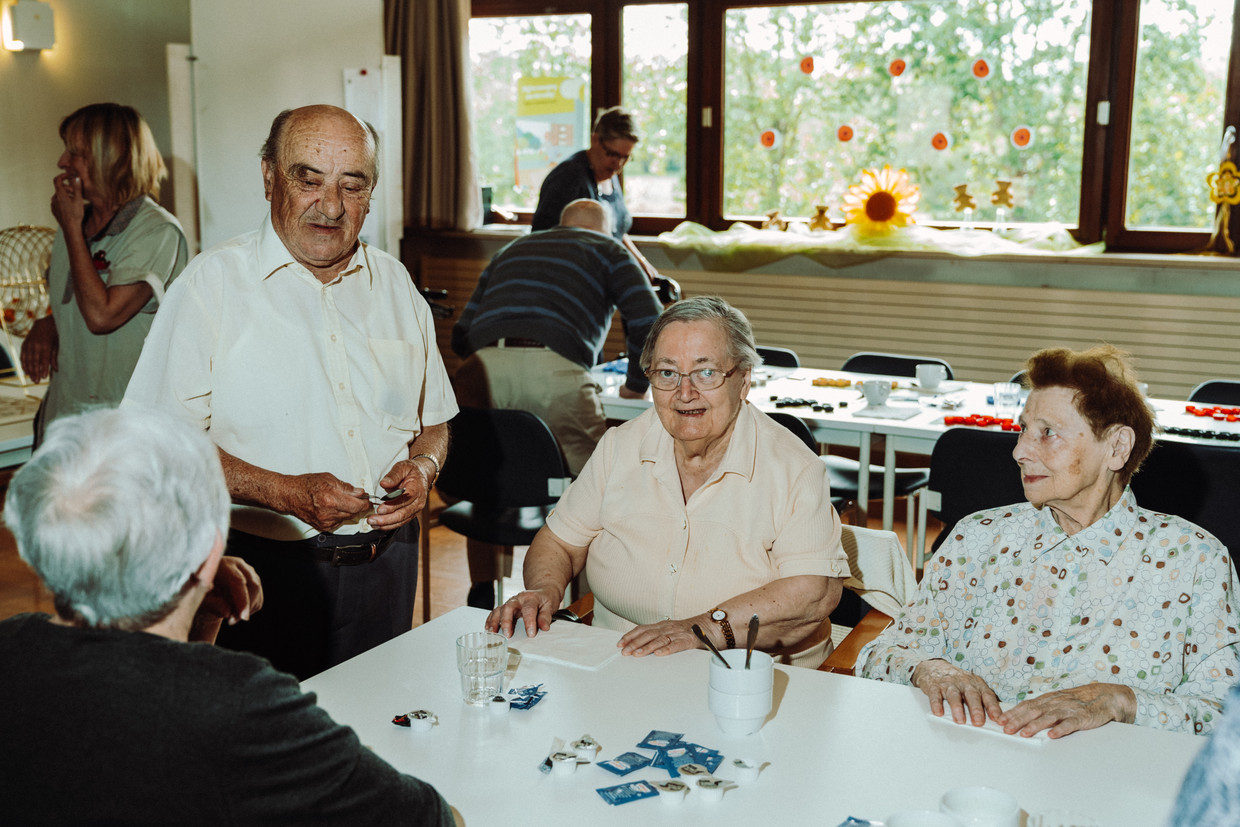 Een partijtje bingo slaan de bewoners van Hof ter Veldeken in Lebbeke niet snel af, maar gaan stemmen doen de meesten niet meer, of per volmacht. Beeld Illias Teirlinck