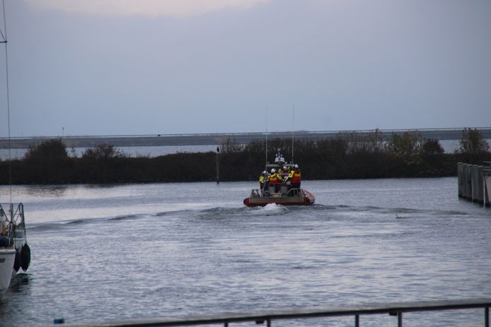 Hulpdiensten kwamen massaal af op een melding dat er iemand te water was geraakt voor de kust van Lelystad.