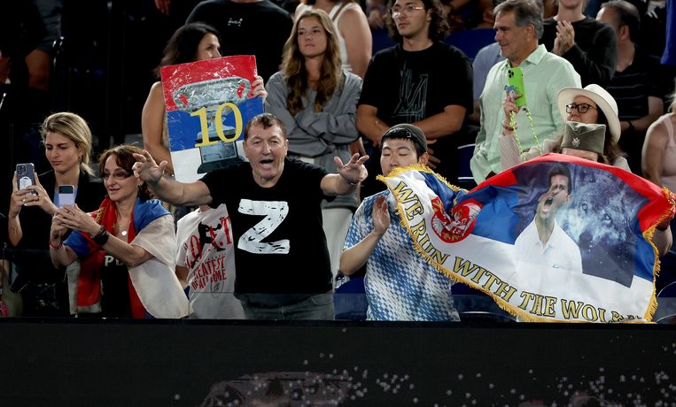 Een man draagt het symbool 'Z' op zijn t-shirt terwijl hij Djokovic aanmoedigt. Beeld ANP / EPA