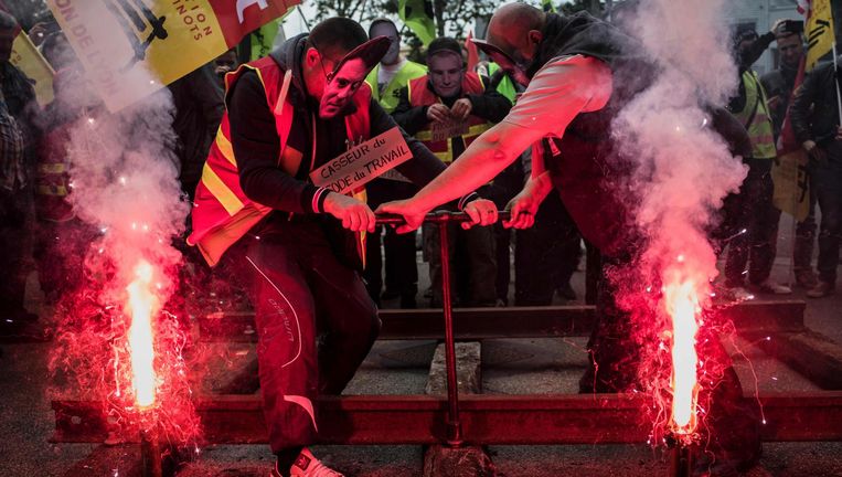 Acties tegen hervormingen van de spoorwegen op 1 juni 2016. Toen wekte Manuel Valls de toorn van de bonden. Beeld AFP
