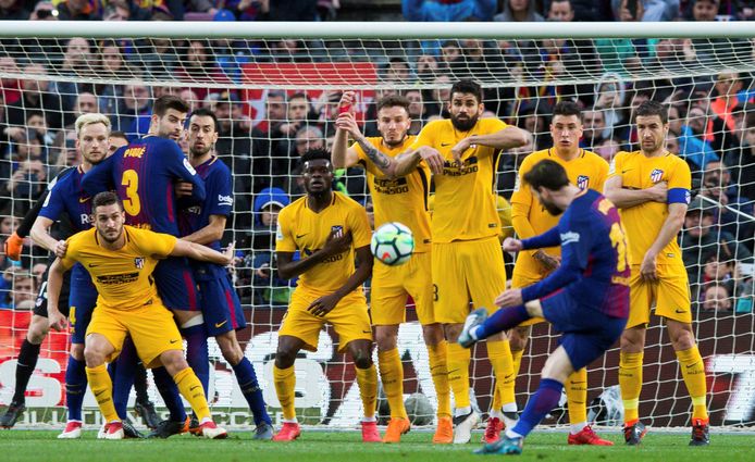 26': Lionel Messi schildert een vrije trap fraai in doel.