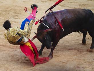 Stier pakt toreador waar het pijn doet in Pamplona