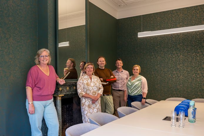 Huis Van Winckel is bijna helemaal gerestaureerd en daar zijn schepenen Leen Dierick en Els Verwaeren, directeur Bart Van den Broucke, de aannemer en projectleider gebouwen Barbara Seminck van de stad bijzonder trots op.