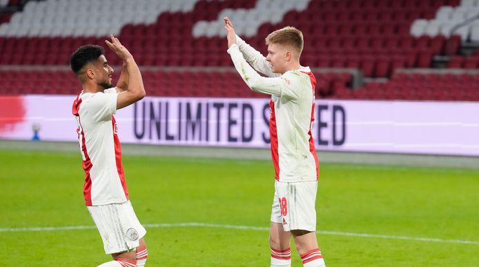 Naci Ünüvar en Kristian Hlynsson, die debuteerde voor Ajax tegen Barendrecht.