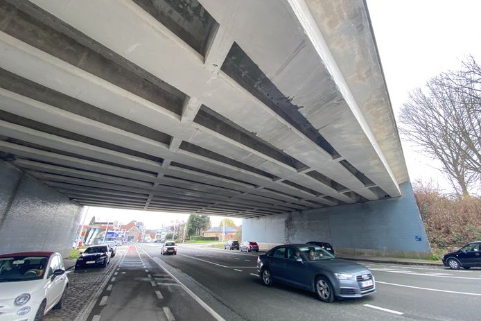 Vier bruggen onder de N60, waaronder deze aan de Deinzestraat wachten op een grondige renovatie. En die zal grote gevolgen hebben voor het verkeer.