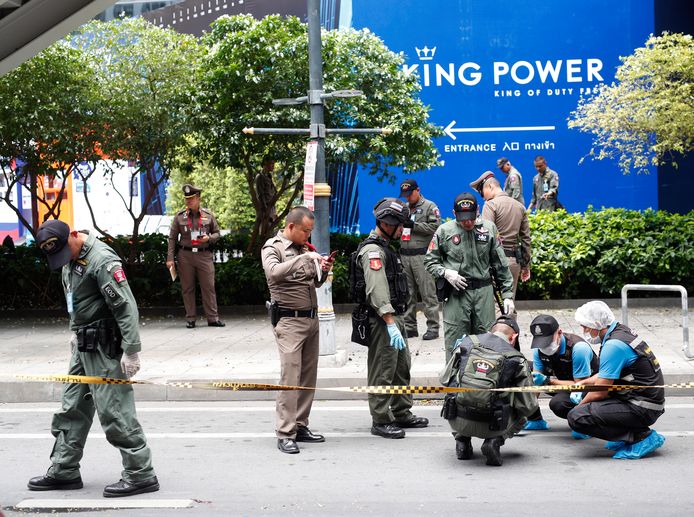 Politieagent onderzoeken de plaats van een explosie in Bangkok.