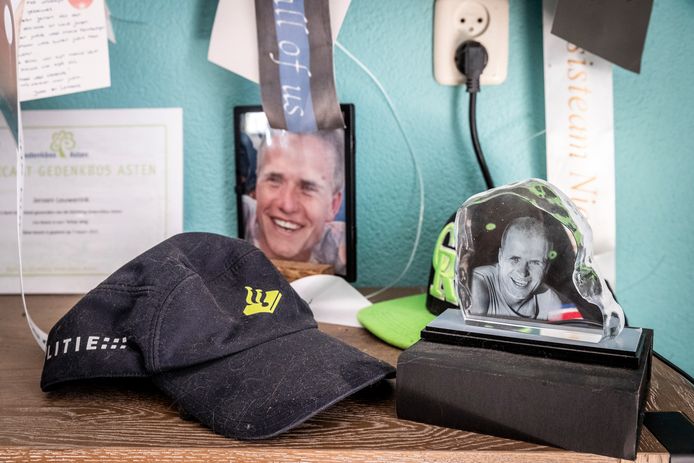 De vader van de omgekomen politieagent Jeroen Leuwerink heeft thuis een herdenkingsplek voor zijn zoon ingericht. Leuwerink kwam op 24 oktober 2020 om het leven tijdens zijn dienst.