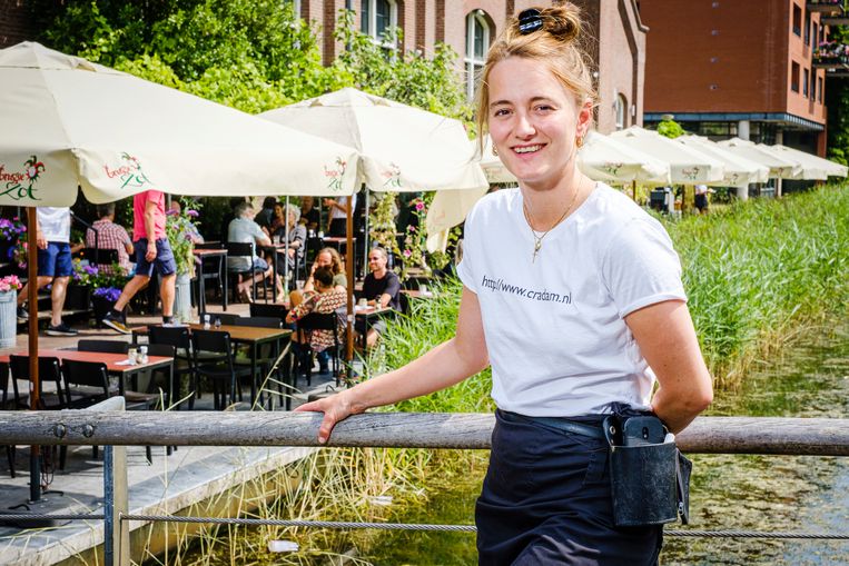 Laura Deelen bij haar Cafe-Restaurant Amsterdam. Het restaurant heeft al sinds 2017 een rookvrij terras.  Beeld Marlies Wessels