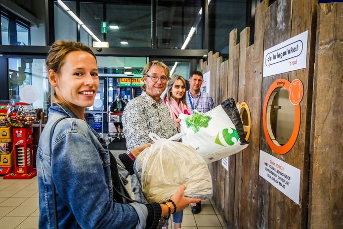 kleding en schoenen over? Deponeer ze bij Carrefour: “Samenwerking met De Kringwinkel is heel logisch voor ons” | Brugge | hln.be