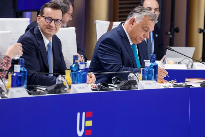 De Poolse premier Mateusz Morawiecki en de Hongaarse premier Viktor Orban op de EU-top in Granada.