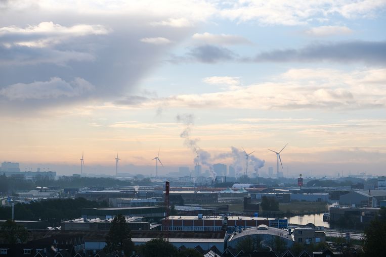Energiecentrale Vattenfall, met op de voorgrond het bedrijventerrein van Zaandam. Beeld Kim van Dam/ANP