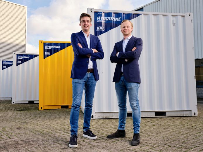 Max Aerts (r) en Tijn Swinkels bij de containers met aggregaten. ,,We willen groter worden dan Caterpillar.’’