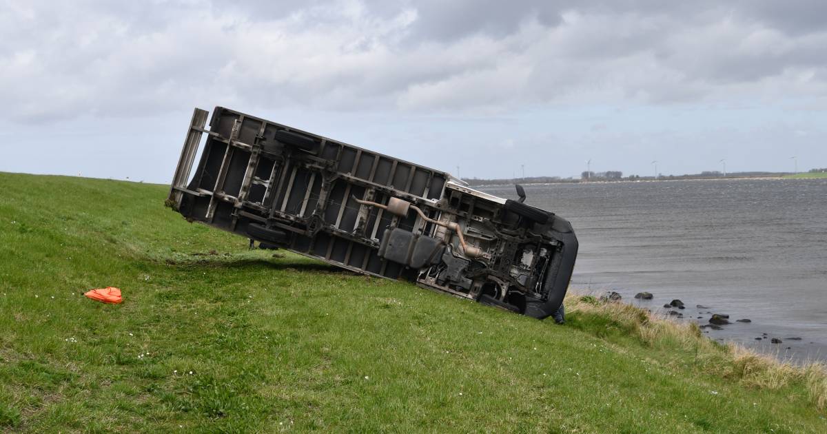 Drukke avondspits verwacht: rommel en gekantelde vrachtwagens op de weg.