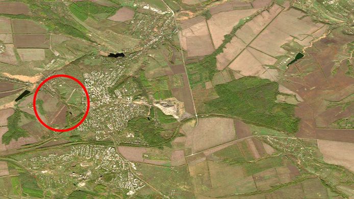 Een satellietfoto van Maxar toont de antitankfortificatie ten westen van het Oost-Oekraïense dorp Hirske.