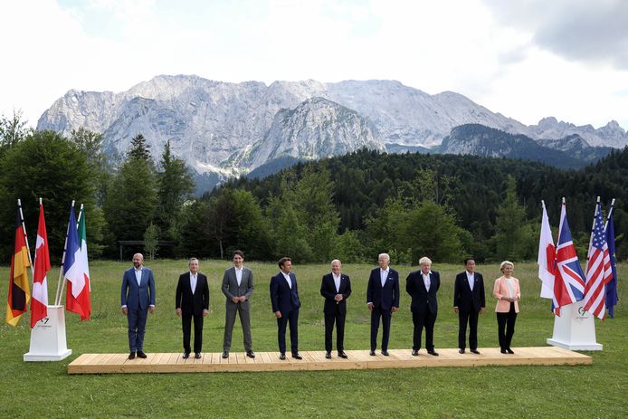 Les chefs d'État et de gouvernement du G7 tombent la cravate et posent pour la photo de famille lors du sommet des dirigeants du G7 près de Garmisch-Partenkirchen, en Allemagne, le 26 juin 2022
