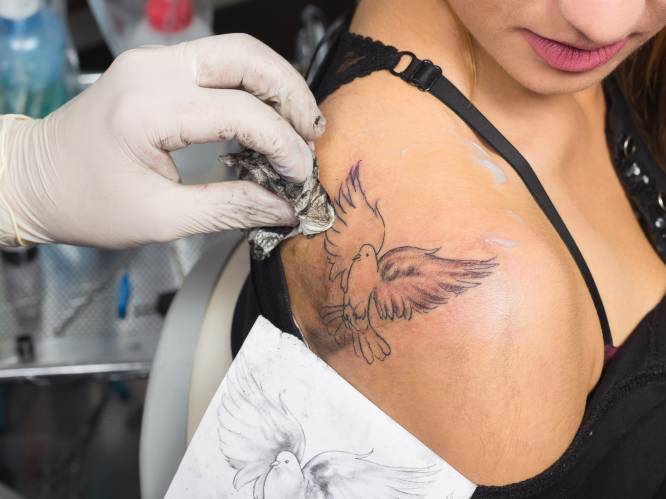 “Het is abnormaal als je zomaar bij een tattoo-artiest kan binnenstappen.” 2 experts tippen waar je op moet letten