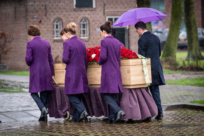 In de miezerregen wordt de vorig weekeinde overleden Paul Rüpp de Petruskerk binnengedragen.