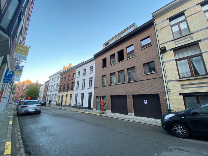 MECHELEN - De brand woedde in de slaapkamer van een appartement langs de Nieuwe Beggaardenstraat op de tweede verdieping.