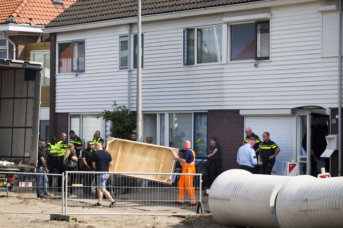 Ontruimingsactie bij een huis in de Almelose wijk Nieuwstraatkwartier na een grote politieactie in september 2018. De actie richtte zich op een crimineel netwerk rond georganiseerde hennepteelt.