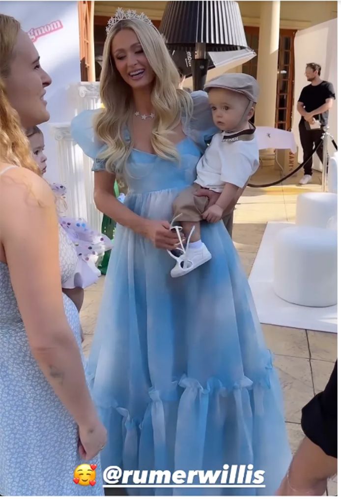 Rumer Willis con Paris Hilton alla festa di compleanno di Phoenix.