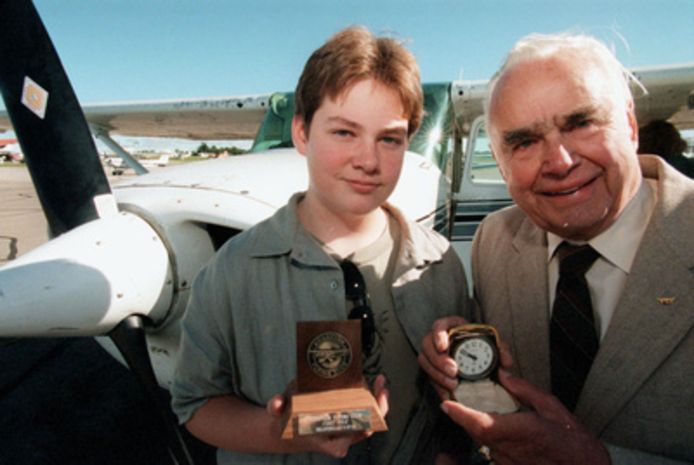 Dellen met zijn opa Carl, toen hij zijn record vestigde als 14-jarige.