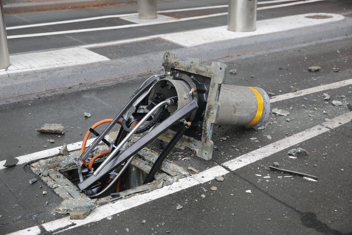 Horrorpoller uit de grond gereden aan de Escamplaan.