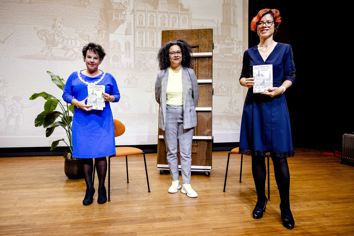 Burgemeester Sharon Dijksma, Nancy Jouwe en wethouder Linda Voorman (Diversiteit) tijdens de presentatie van het boek Slavernij en de stad Utrecht. Beeld ANP