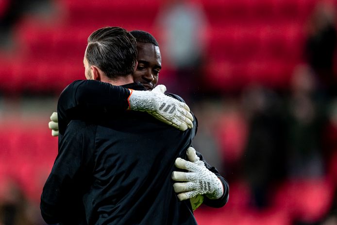 Yvon Mvogo wenst Joël Drommel succes bij PSV.