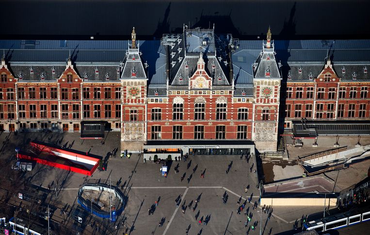 Een luchtfoto van de voorkant van het Station Amsterdam Centraal in 2013. Beeld ANP