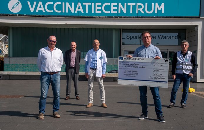 Lions en Rotary sponsoren de nieuwe uniformen voor de medewerkers van het vaccinatiecentrum in Wetteren.
