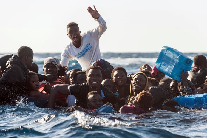 Migranten op een zinkende rubberboot op de Middellandse Zee, in januari dit jaar. Illustratiebeeld.