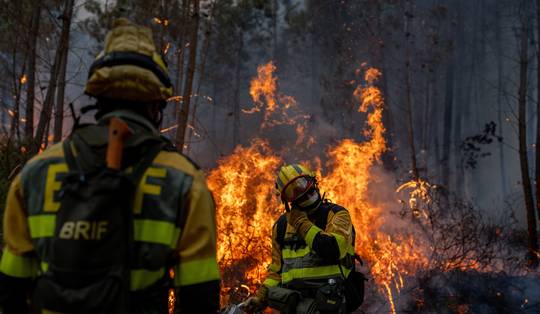 Waarom Zuid-Frankrijk en de Costa Brava in brand staan: ‘Voor de brandweer is dat echt een nachtmerrie’