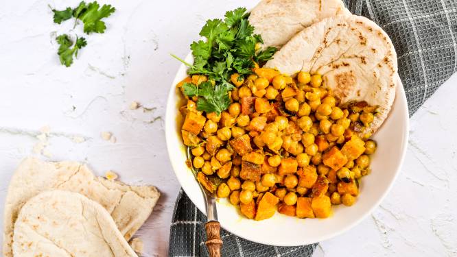 Wat Eten We Vandaag: Indiase curry met zoete aardappel en kikkererwten