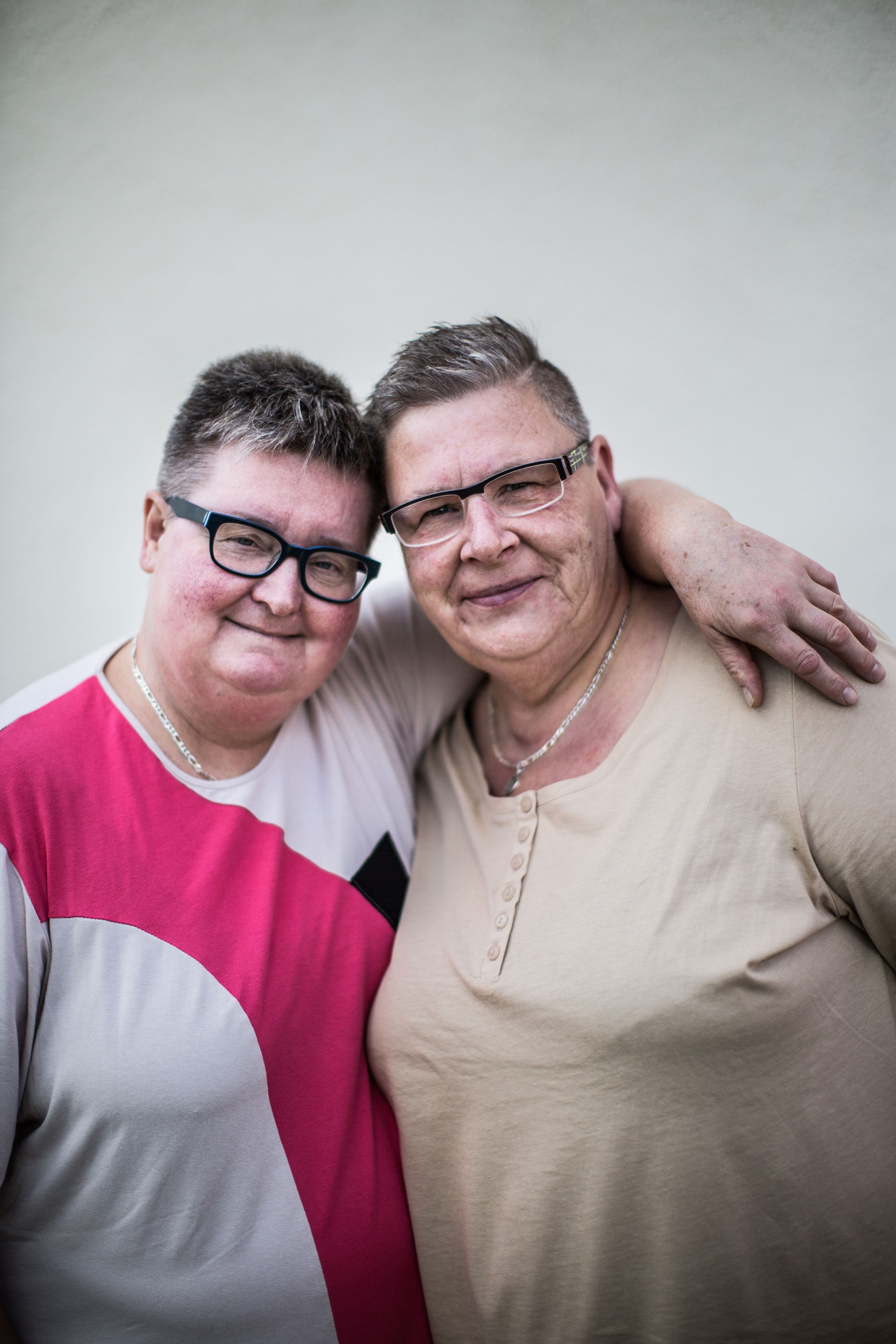 Gundula (rechts): 'Toen ik Christine leerde kennen was ze pleegmoeder van twaalf, onder wie twee baby’s. Maar ja, ik was verliefd.' Beeld Bas Bogaerts