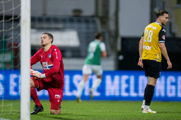 Doelman Nigel Bertrams moest tegen FC Dordrecht vier keer de bal uit het net halen.