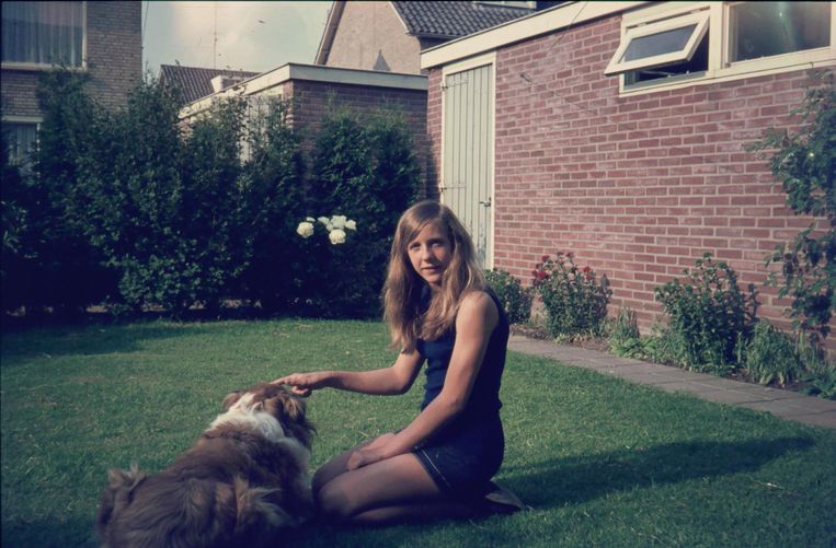 Liesbeth van Tongeren in de tuin op haar twaalfde. Beeld  