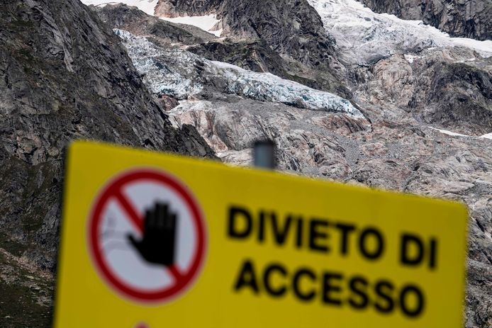 Verboden toegang staat vermeld op een bord aan de gletsjer van Planpincieux .
