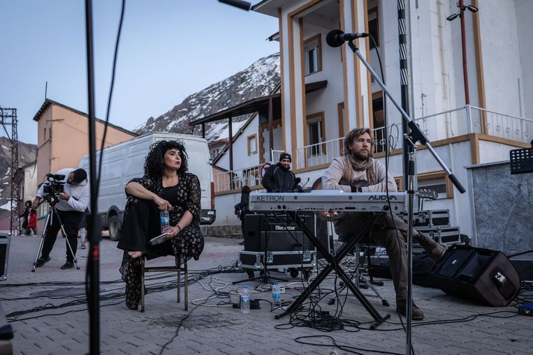 Meral Polat in Pülümür, waar zij optreedt met haar trio. Beeld Nicola Zolin