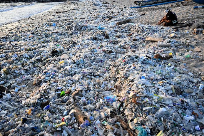 Des débris échoués sur la plage de Kedonganan à Bali, le 19 mars 2024.