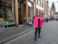 Manon Bagijn voor haar tassen- en sieradenwinkel Mevrouw Bagijn in de Lange Hofstraat. Auto's zijn daar nu nog welkom, vanaf 1 april niet meer.