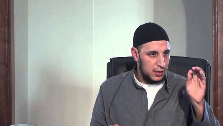 Online preekt Fouad el Bouch op allerlei platforms voor de zaak van moslims. Beeld Youtube  