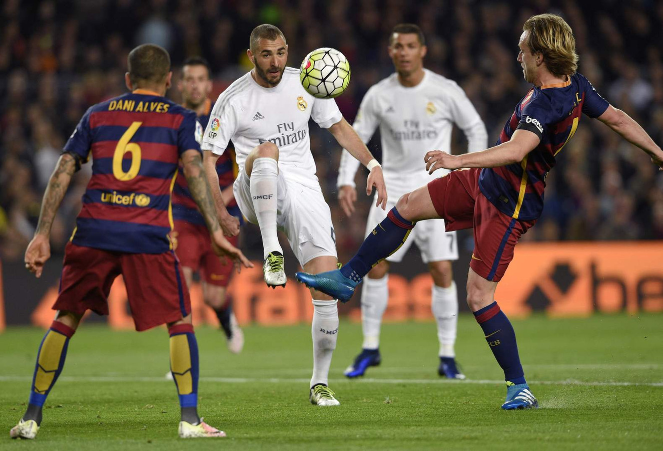 Футбол европа прямой эфир. Benzema. Европейский футбол ВК. Barca vs real 4 0.