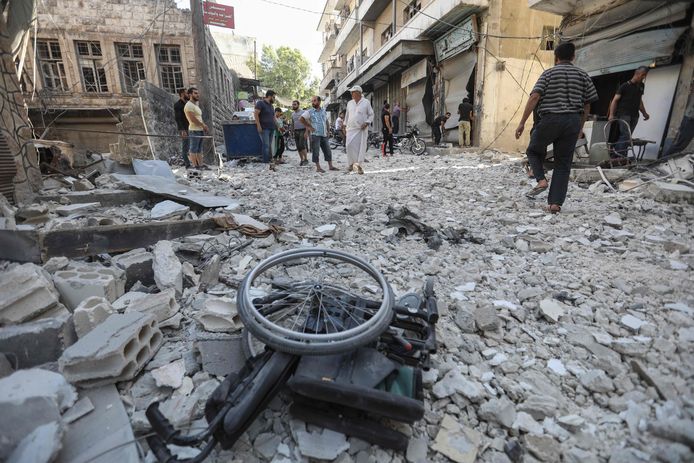 Een rolstoel tussen het puin in Ariha, Idlib. Tijdens bombardementen door het Syrische regime en haar Russische bondgenoot werden 20 burgers gedood, onder wie 5 kinderen.