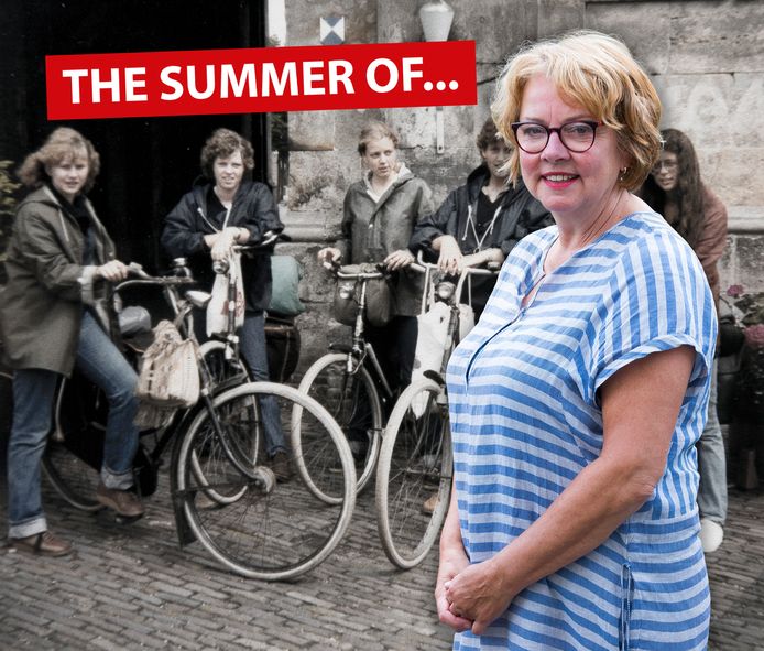 Karin Sluijs, op de achtergrond in het midden op de foto met grijze jas. Foto genomen in 1978 in Enkhuizen tijdens een fietstocht met vier vriendinnen naar de Sneekweek. Op de voorgrond, Karin in 2020.