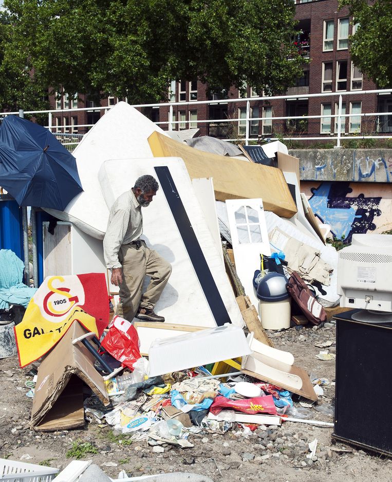 Zwerver in de Rotterdamse wijk Delfshaven. Beeld Hollandse Hoogte
