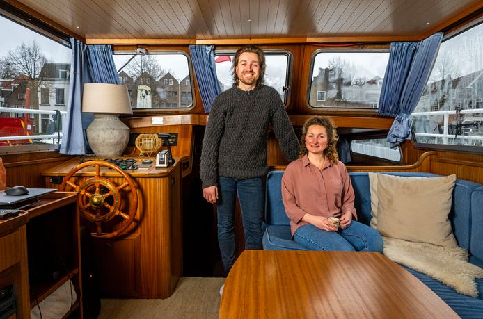 Denise Kruger-Reckers en Erwin Reckers op de boot waar ze wonen in Dordrecht.