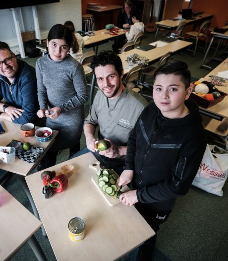 Professionele kok in de klas moet kinderen verleiden om zelf te koken: ‘Elke dag pieken; dat is toch wat dit vak aantrekkelijk maakt’